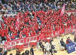 主场施压效果显著，攻防衔接紧密(主场作战是球队表现的重要优势因素,这种效应是)