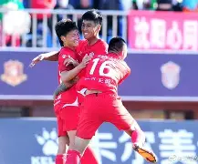 主场施压效果显著，攻防衔接紧密(主场作战是球队表现的重要优势因素,这种效应是)